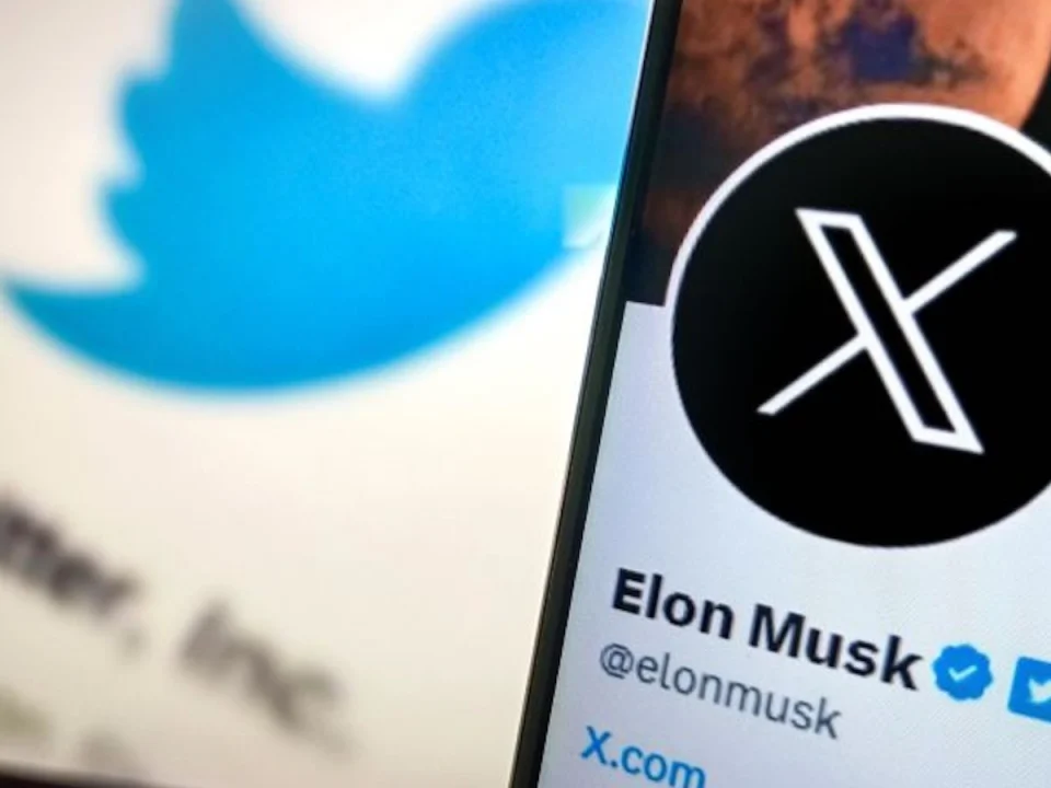 Elon Musk cambia el icónico pajarito de Twitter por una X